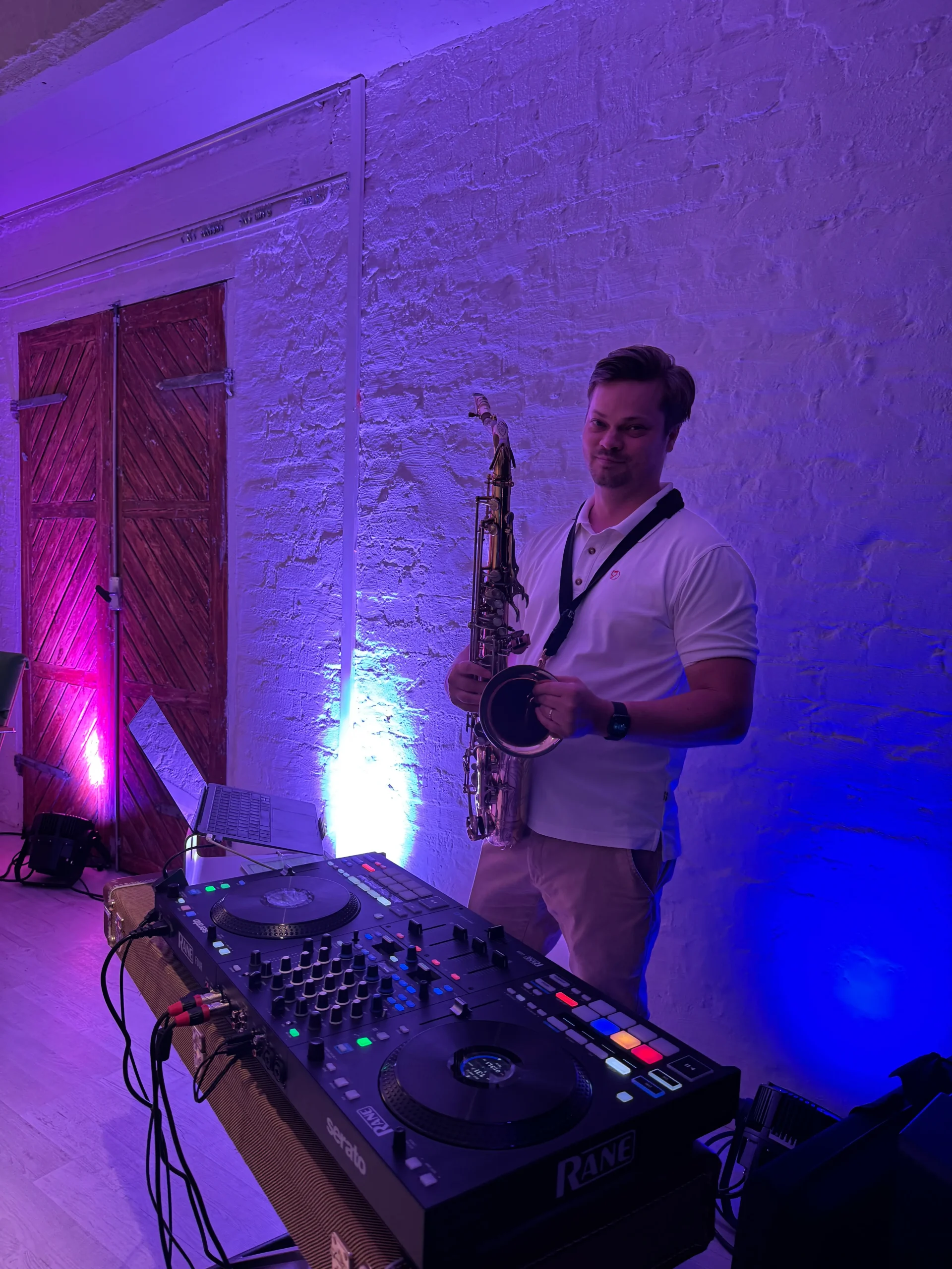 Saksofonisti dj juhlissa toimistolla