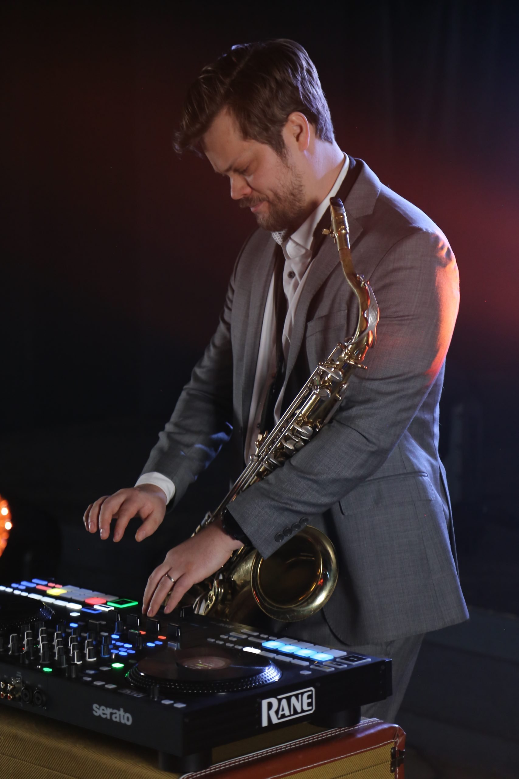 Tilaa dj ja saksofonisti samassa paketissa juhliisi